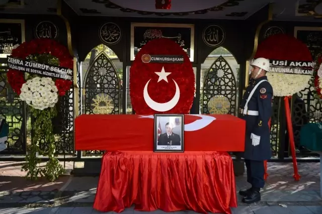 Bomba imha uzmanı şehit Esra Çevik için cenaze töreni düzenleniyor Bomba imha uzmanı şehit Esra Çevik için cenaze töreni düzenleniyor