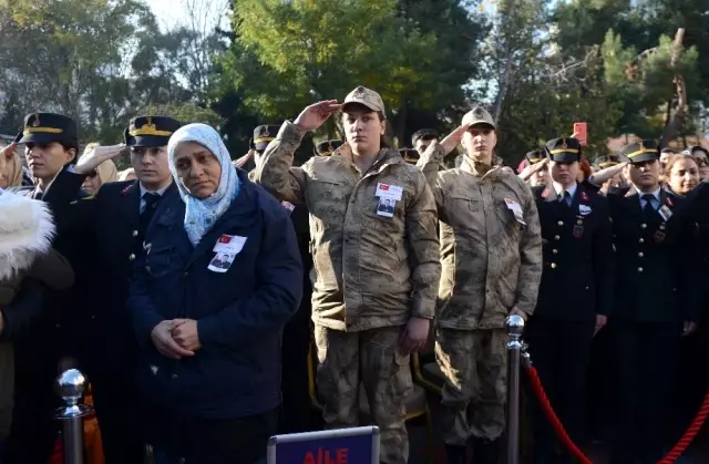 Bomba imha uzmanı şehit Esra Çevik için cenaze töreni düzenleniyor Bomba imha uzmanı şehit Esra Çevik için cenaze töreni düzenleniyor