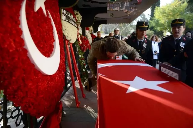 Bomba imha uzmanı şehit Esra Çevik için cenaze töreni düzenleniyor Bomba imha uzmanı şehit Esra Çevik için cenaze töreni düzenleniyor