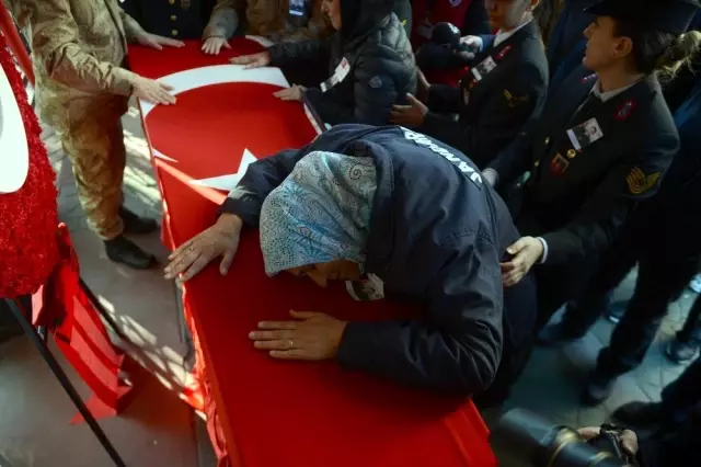 Bomba imha uzmanı şehit Esra Çevik için cenaze töreni düzenleniyor Bomba imha uzmanı şehit Esra Çevik için cenaze töreni düzenleniyor