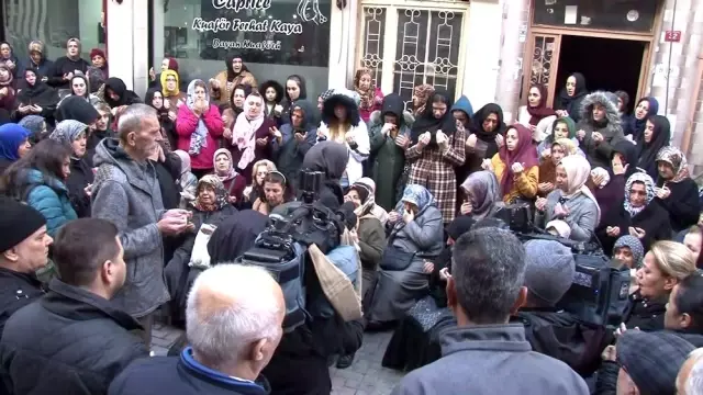 Bomba imha uzmanı şehit Esra Çevik, son kez annesinin evine getirildi Bomba imha uzmanı şehit Esra Çevik, son kez annesinin evine getirildi