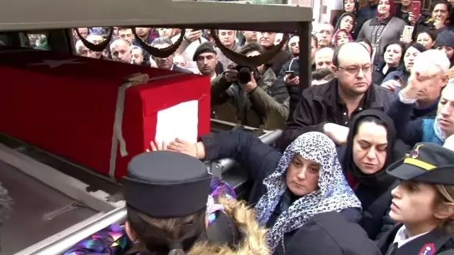 Bomba imha uzmanı şehit Esra Çevik, son kez annesinin evine getirildi Bomba imha uzmanı şehit Esra Çevik, son kez annesinin evine getirildi