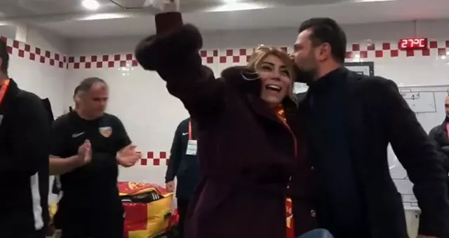 Bülent Uygun Berna Gözbaşı'yı öptü Bülent Uygun Berna Gözbaşı'yı öptü