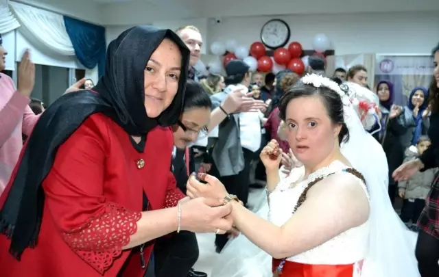 Engelli 4 kadın gelinlik hayallerine kavuştu Engelli 4 kadın gelinlik hayallerine kavuştu