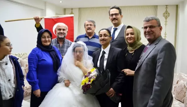 Engelli 4 kadın gelinlik hayallerine kavuştu Engelli 4 kadın gelinlik hayallerine kavuştu