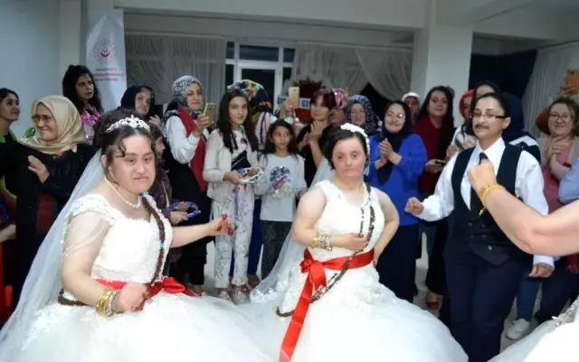 Engelli 4 kadın gelinlik hayallerine kavuştu Engelli 4 kadın gelinlik hayallerine kavuştu