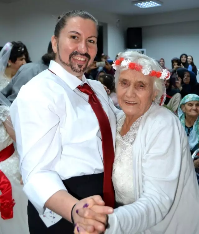 Engelli 4 kadın gelinlik hayallerine kavuştu Engelli 4 kadın gelinlik hayallerine kavuştu