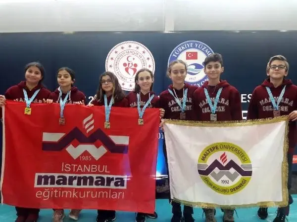 Genç yüzücüler İstanbul'a madalya ile döndü Genç yüzücüler İstanbul'a madalya ile döndü