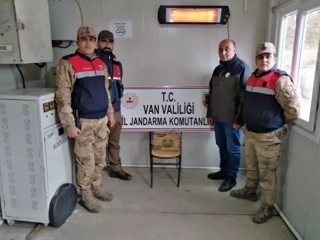 Gevaş'ta kaçak avlanmış 2 Sincap ele geçirildi Gevaş'ta kaçak avlanmış 2 Sincap ele geçirildi