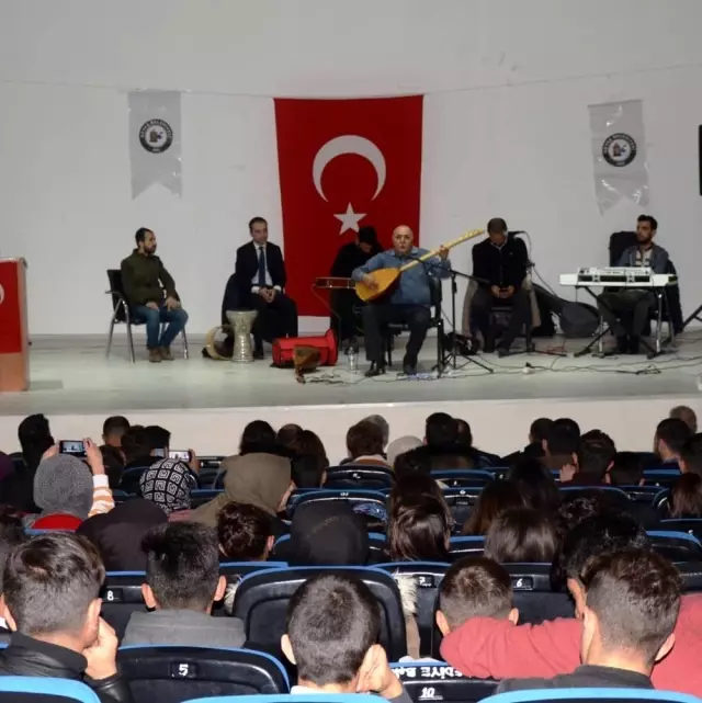 Gevaş'ta şiir ve müzik dinletisi Gevaş'ta şiir ve müzik dinletisi