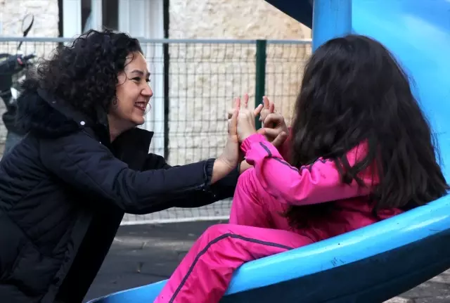 Handan öğretmen, anne şefkati arayan kız çocuğunun 'kahramanı' oldu Handan öğretmen, anne şefkati arayan kız çocuğunun 'kahramanı' oldu