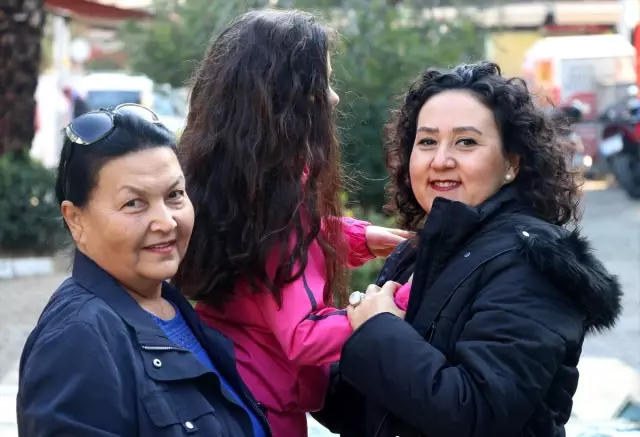 Handan öğretmen, anne şefkati arayan kız çocuğunun 'kahramanı' oldu Handan öğretmen, anne şefkati arayan kız çocuğunun 'kahramanı' oldu