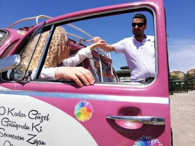 Hayata 12 yıllık eşi için pembe bahçeden bakıyor