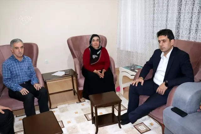 HDP önünde eylem yapan annelerden biri daha evladına kavuştu HDP önünde eylem yapan annelerden biri daha evladına kavuştu