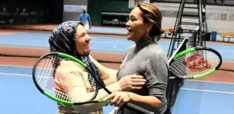 Gülşen Bubikoğlu: Hülya Avşar, tenis turnuvasında 67 yaşındaki Durdu Teyze ile maça çıktı Gülşen Bubikoğlu: Hülya Avşar, tenis turnuvasında 67 yaşındaki Durdu Teyze ile maça çıktı