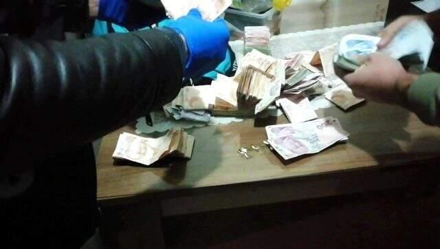 İki torbacının evinden servet çıktı