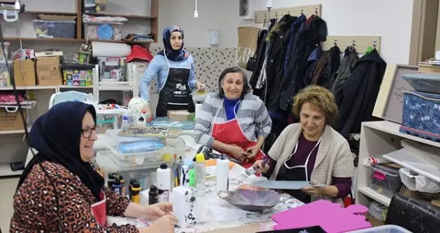 Yakalandığı göğüs kanserini ahşap boyama kursuyla yendi