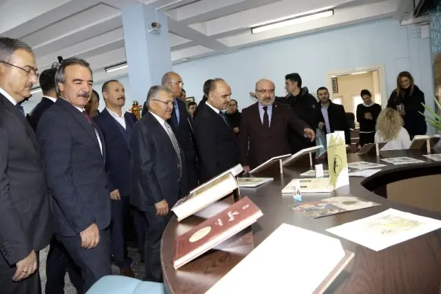 KAYÜ'de 'Prof. Dr. Fuat Sezgin Anı Köşesinin' Açılışı Yapıldı KAYÜ'de 'Prof. Dr. Fuat Sezgin Anı Köşesinin' Açılışı Yapıldı