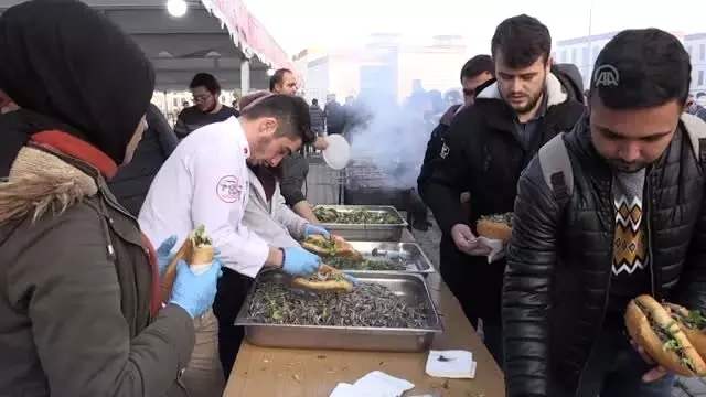 Kazandığı tazminatla hamsi şöleninde konser düzenledi