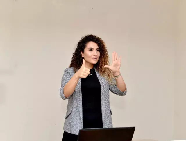 Mersin Büyükşehir, vatandaşlara ücretsiz işaret dili kursu verecek Mersin Büyükşehir, vatandaşlara ücretsiz işaret dili kursu verecek
