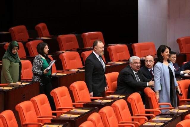 MHP'li Semih Yalçın'ın HDP'li Pervin Buldan'a bakışı olay oldu