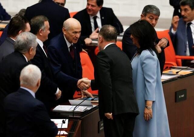 MHP'li Semih Yalçın'ın HDP'li Pervin Buldan'a bakışı olay oldu