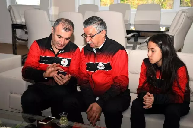 Milli karateci Özdemir'den Başkan Topaloğlu'na ziyaret Milli karateci Özdemir'den Başkan Topaloğlu'na ziyaret