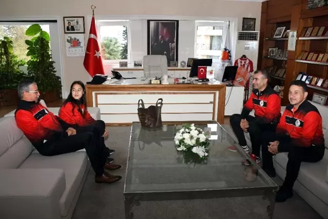 Milli karateci Özdemir'den Başkan Topaloğlu'na ziyaret Milli karateci Özdemir'den Başkan Topaloğlu'na ziyaret