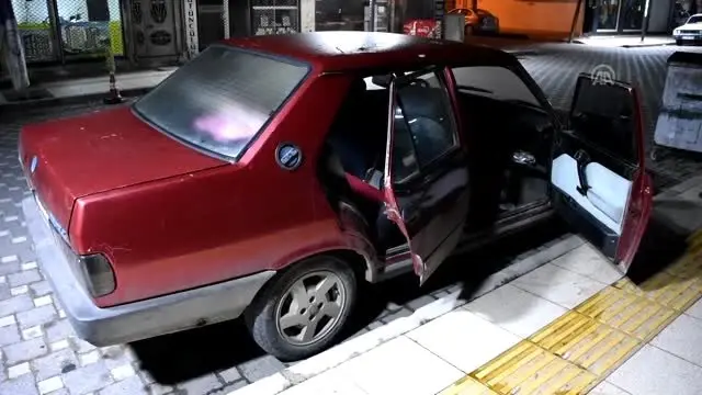 Otomobillerden hırsızlık yapan kişi suçüstü yakalandı Otomobillerden hırsızlık yapan kişi suçüstü yakalandı