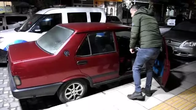 Otomobillerden hırsızlık yapan kişi suçüstü yakalandı Otomobillerden hırsızlık yapan kişi suçüstü yakalandı