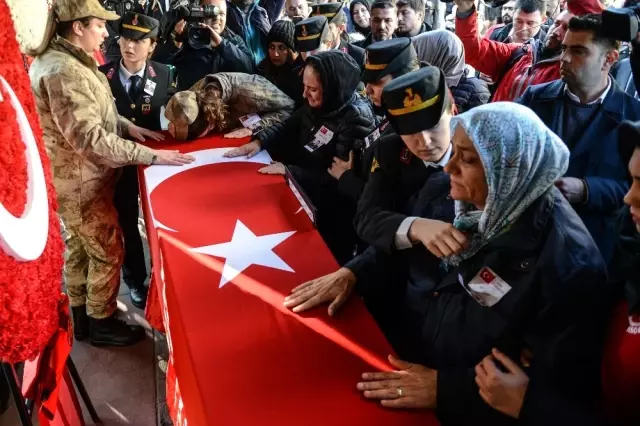 Şehit bomba imha uzmanı Esra Çevik son yolculuğuna uğurlandı Şehit bomba imha uzmanı Esra Çevik son yolculuğuna uğurlandı