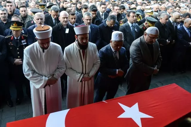 Şehit bomba imha uzmanı Esra Çevik son yolculuğuna uğurlandı Şehit bomba imha uzmanı Esra Çevik son yolculuğuna uğurlandı
