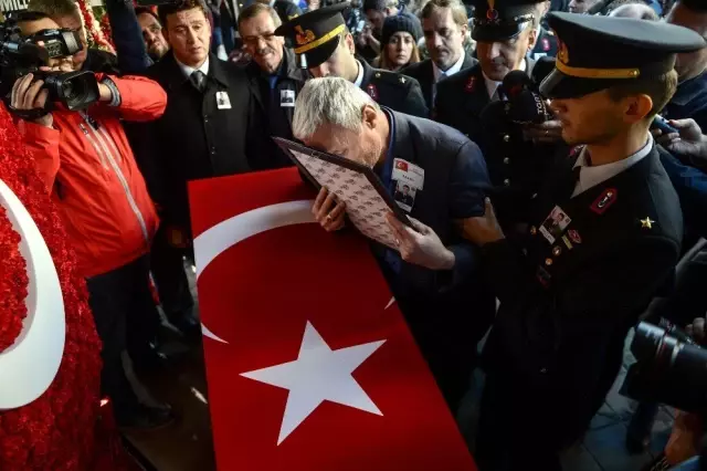 Şehit bomba imha uzmanı Esra Çevik son yolculuğuna uğurlandı Şehit bomba imha uzmanı Esra Çevik son yolculuğuna uğurlandı