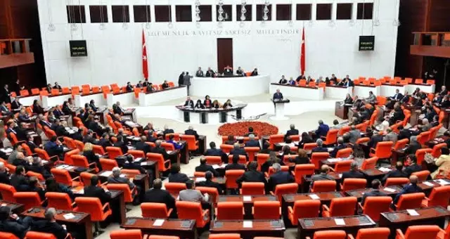 TBMM Genel Kurulu'nda 'Sarhoş' ve 'Deli' tartışması TBMM Genel Kurulu'nda 'Sarhoş' ve 'Deli' tartışması