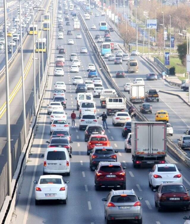 Trafiği fırsat bilen şahıslar E-5 üzerinde fuhuş kartviziti dağıttı