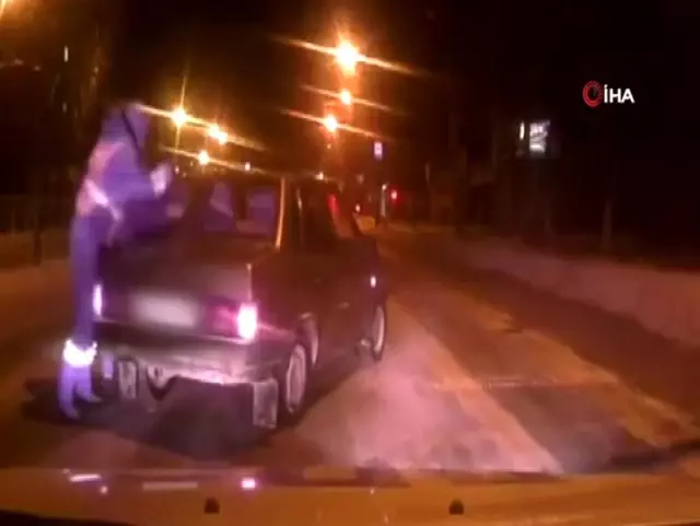 Trafik polisi hareket halindeki araca binerek sürücüyü durdurdu