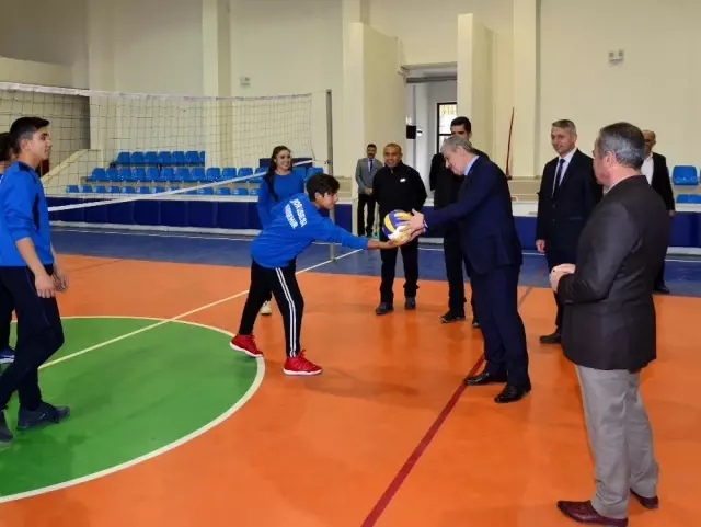 Vali Akın, okullarda incelemede bulundu Vali Akın, okullarda incelemede bulundu