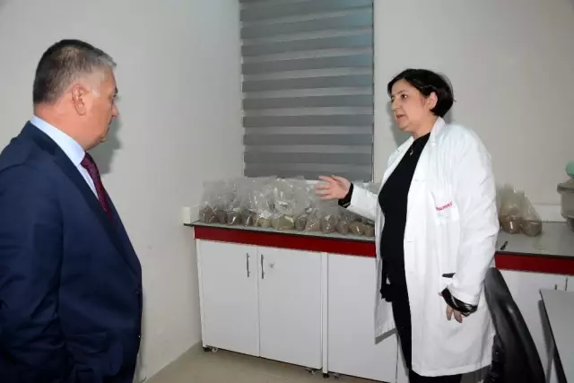 Vali Yazıcı Ticaret Borsasını ziyaret etti Vali Yazıcı Ticaret Borsasını ziyaret etti