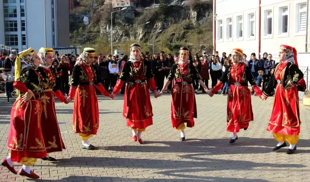 Artvin'deki şenlikte yarım ton hamsi tüketildi Artvin'deki şenlikte yarım ton hamsi tüketildi
