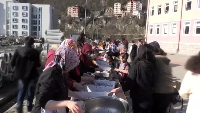 Artvin'deki şenlikte yarım ton hamsi tüketildi Artvin'deki şenlikte yarım ton hamsi tüketildi