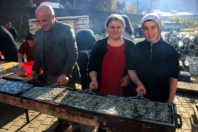 Artvin'deki şenlikte yarım ton hamsi tüketildi Artvin'deki şenlikte yarım ton hamsi tüketildi