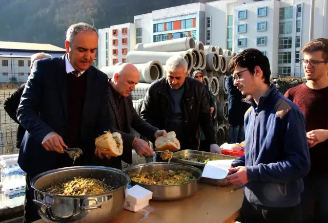 Artvin'deki şenlikte yarım ton hamsi tüketildi Artvin'deki şenlikte yarım ton hamsi tüketildi