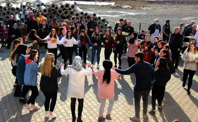 Artvin'deki şenlikte yarım ton hamsi tüketildi Artvin'deki şenlikte yarım ton hamsi tüketildi