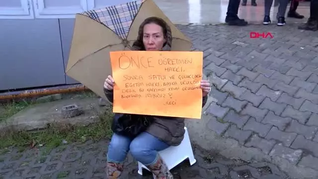 Ataşehir'de velilerden yağmur altında özel okul protestosu