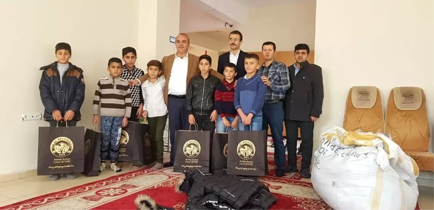 Başkan Benek'ten öğrencilere kışlık bot ve mont yardımı