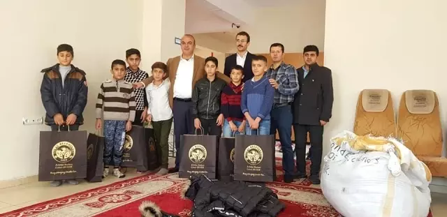 Başkan Benek'ten öğrencilere kışlık bot ve mont yardımı Başkan Benek'ten öğrencilere kışlık bot ve mont yardımı