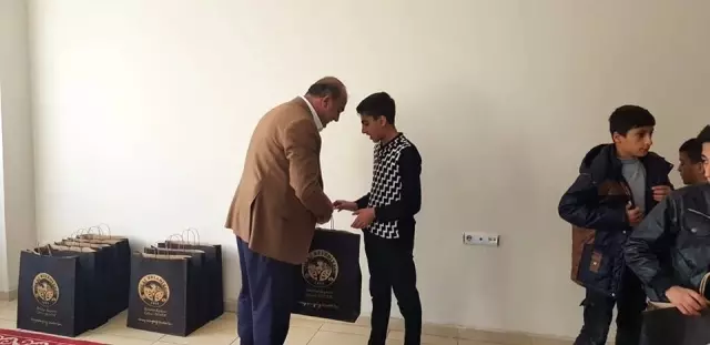 Başkan Benek'ten öğrencilere kışlık bot ve mont yardımı Başkan Benek'ten öğrencilere kışlık bot ve mont yardımı