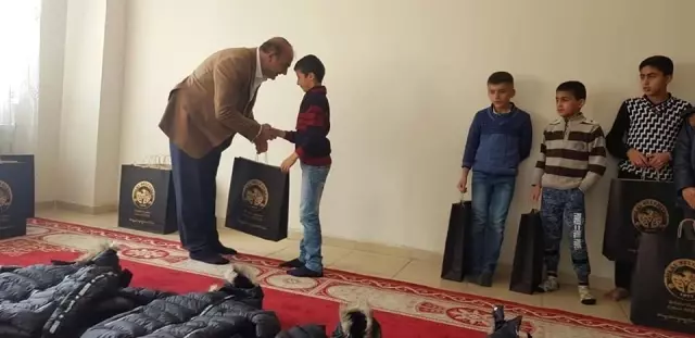 Başkan Benek'ten öğrencilere kışlık bot ve mont yardımı Başkan Benek'ten öğrencilere kışlık bot ve mont yardımı