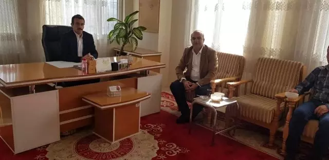 Başkan Benek'ten öğrencilere kışlık bot ve mont yardımı Başkan Benek'ten öğrencilere kışlık bot ve mont yardımı