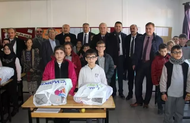 Bayburt'ta öğrencilere kıyafet yardımı